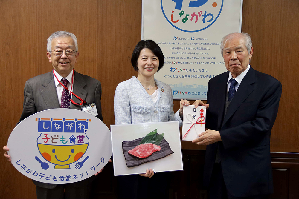目録を手に記念撮影している画像